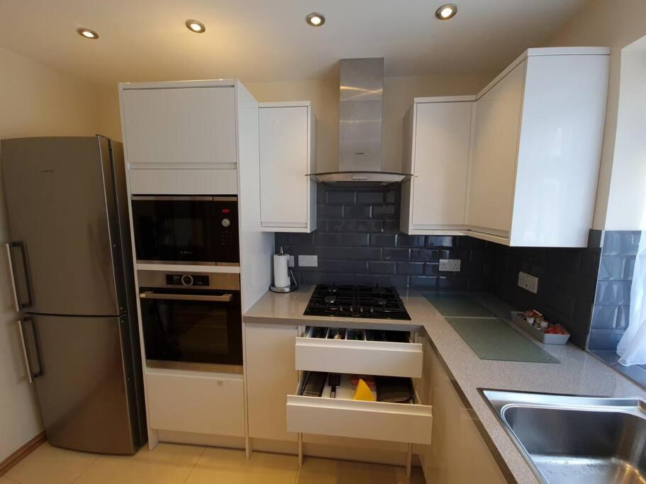 London Luxury 2 Bedroom Flat Sleeps 8 Free Parking East Barnet Kültér fotó